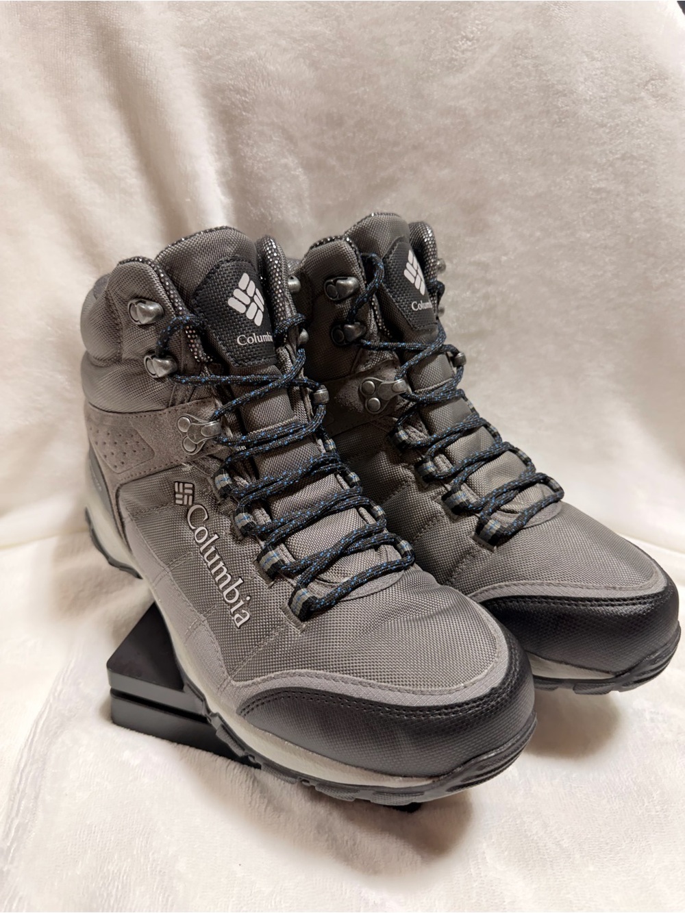 Columbia Men’s Gray and Black Waterproof Hiking Boots - Picture 8 of 10